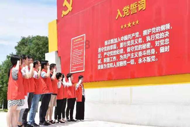 萌娃贴上自己喜欢的美甲,结果被不便利所困扰,小女孩:还是喜欢,但不想再做指甲了